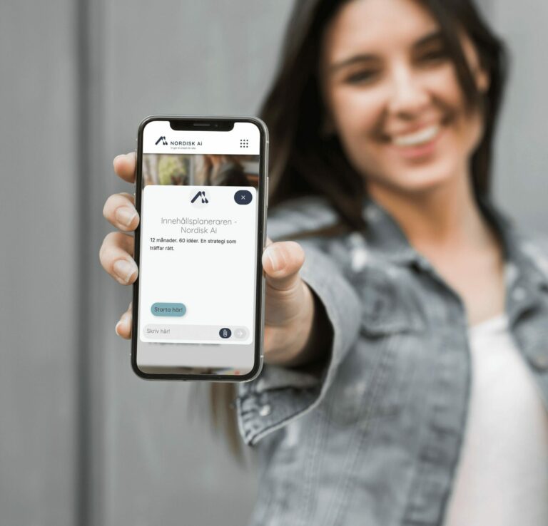 kvinna håller i telefon med ai-verktyg på skärm